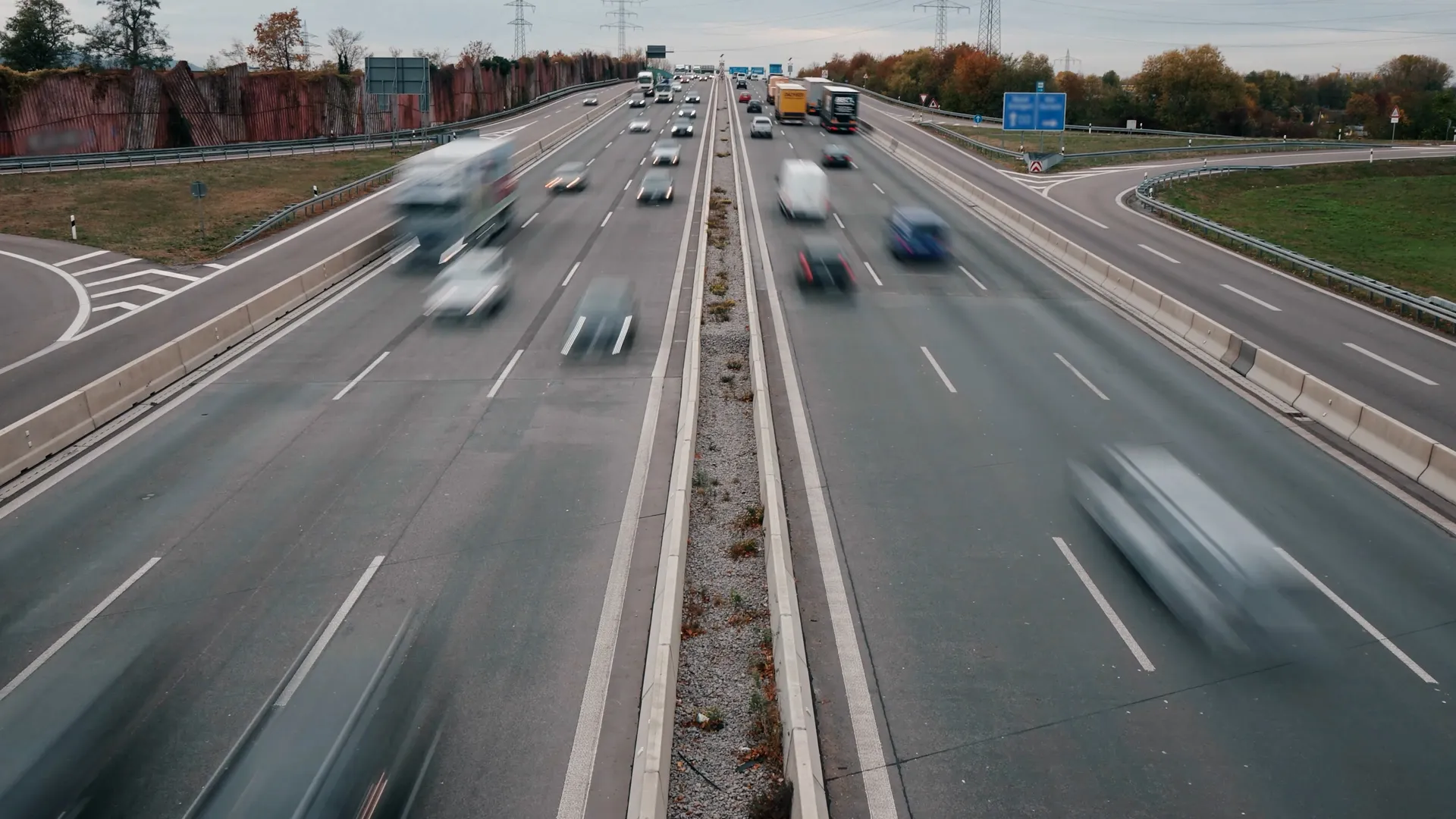 Snelweg met vrachtverkeer