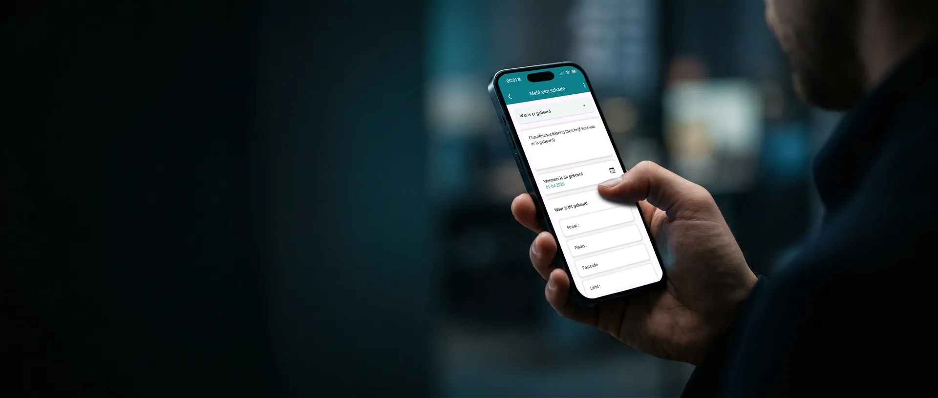 Chauffeur bekijkt inspectieflow op smartphone