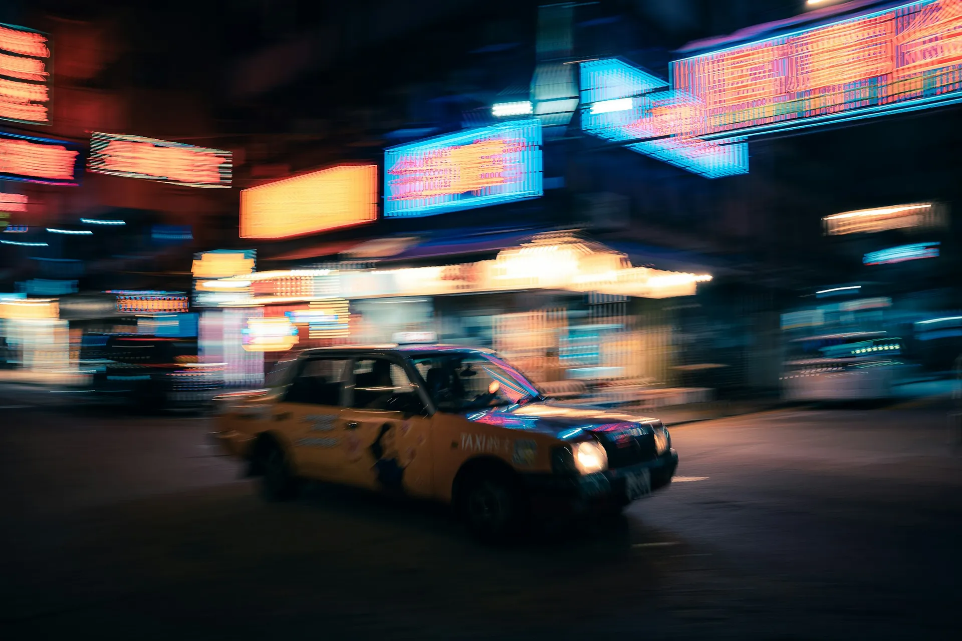 Taxi en milieu urbain en fin de journée